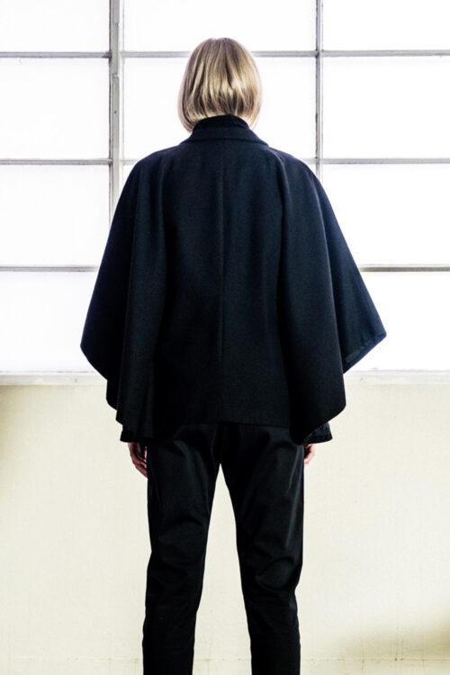 Tailored cape coat 'Charlie' of black wool - Image 4